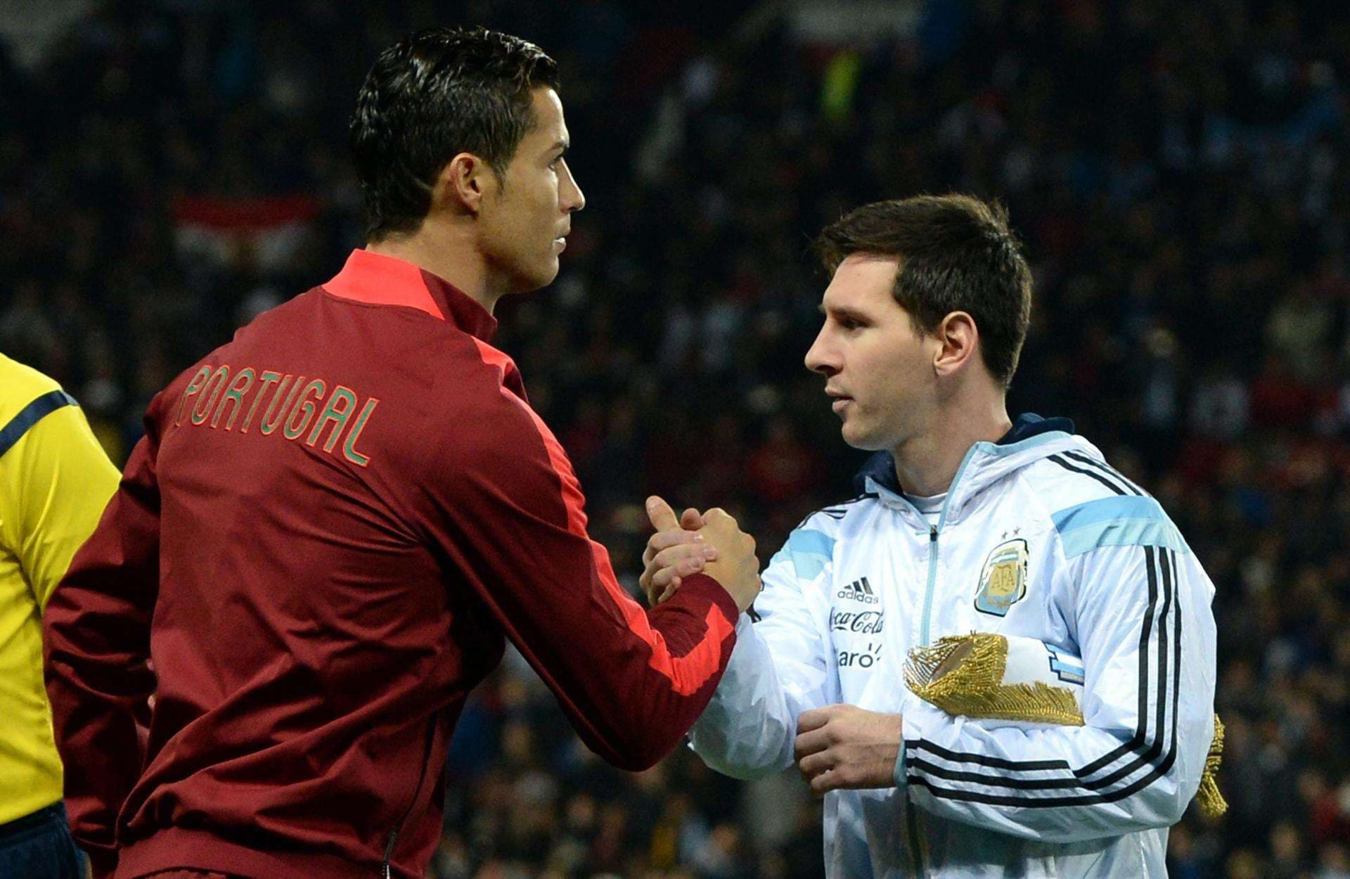 Foto de archivo de Lionel Messi (d) estrechando la mano de Cristiano Ronaldo durante el amistoso que jugaron Argentina y Portugal, el 18 de noviembre de 2014, en el estadio Old Trafford en Manchester (R.Unido). EFE/Nigel Roddis
