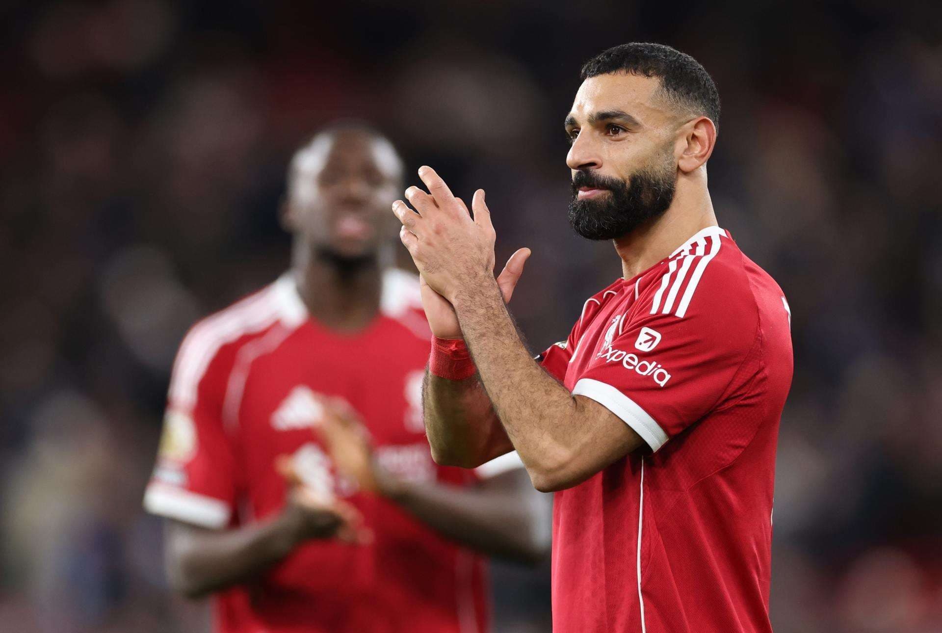El jugador egipcio del Liverpool Mohamed Salah saluda a sus aficcionados durante el partido de la Premier League que han jugado Liverpool FC y Brighton & Hove Albion, en Liverpool, Reino Unido. EFE/EPA/ADAM VAUGHAN