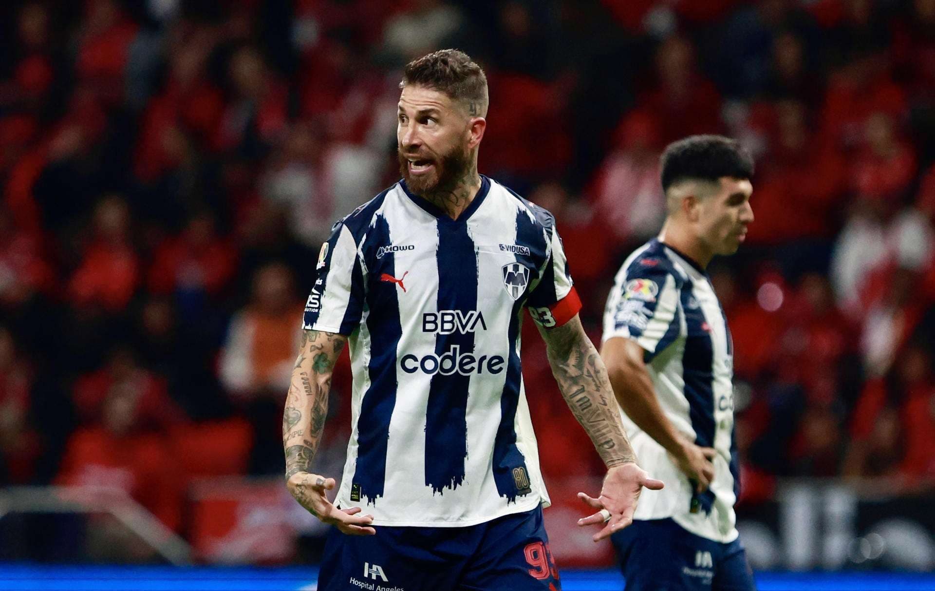 El futbolista español Sergio Ramos, de Monterrey, en el partido de semifinales del Torneo Apertura 2025 de la Liga MX entre Toluca y Monterrey en el estadio Nemesio Diez en Toluca (México). EFE/Felipe Gutiérrez