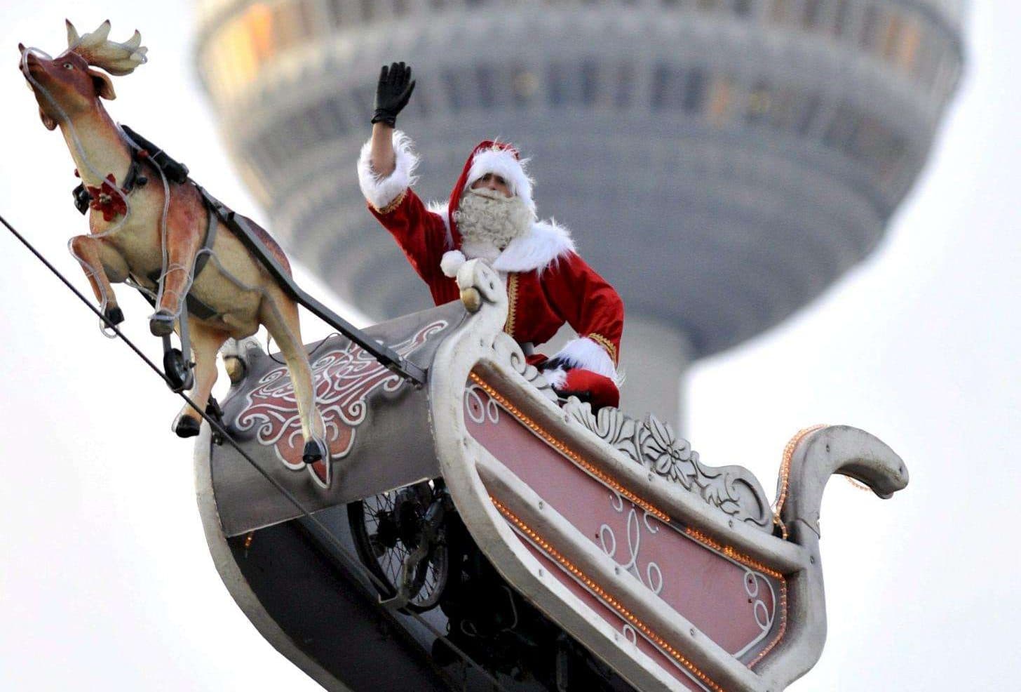 Santa Claus en su viaje mientras atraviesa Berlín. EFE/Rainer Jensen