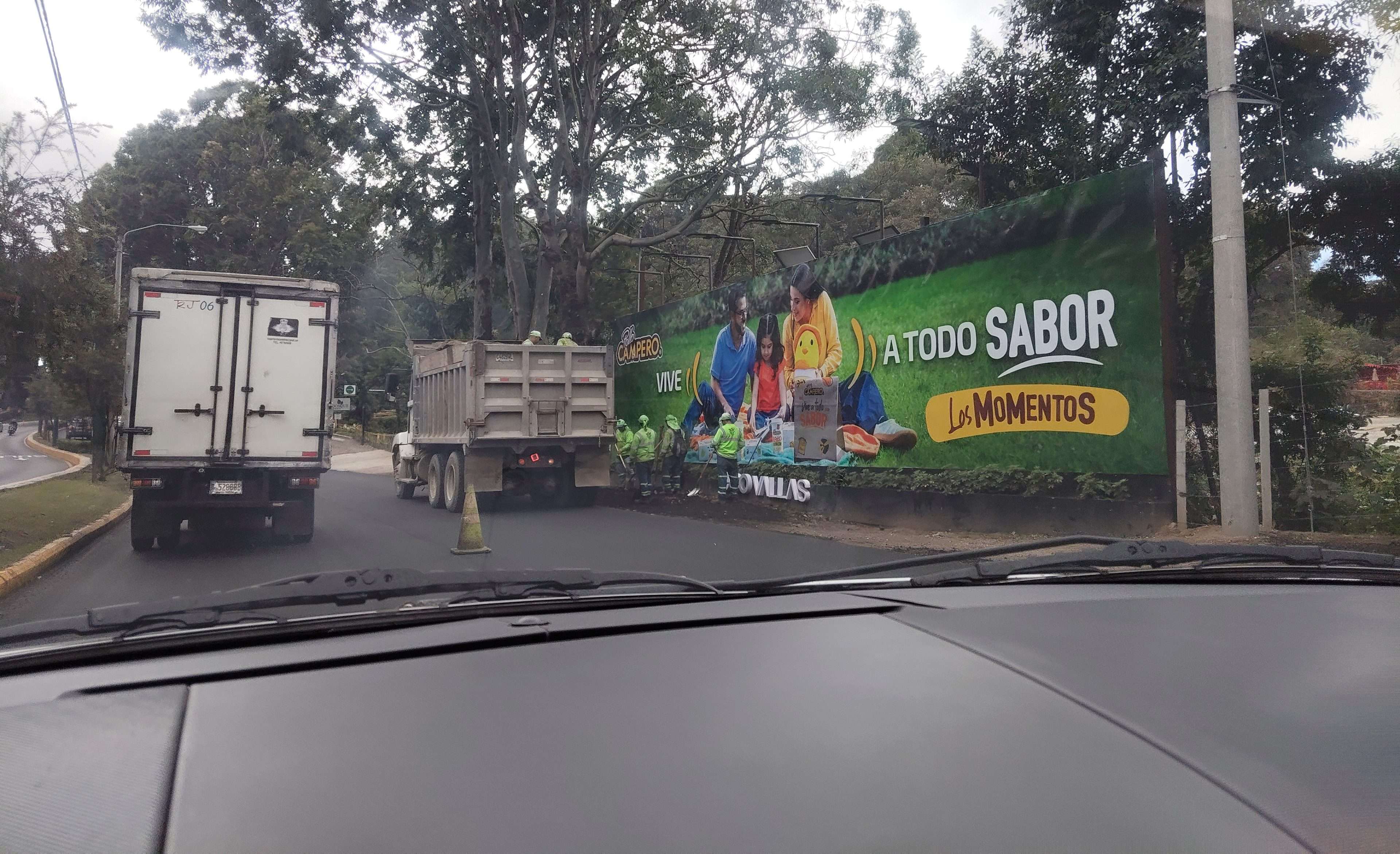 Congestionamiento en salida de Cayalá por trabajos en bulevar Landívar