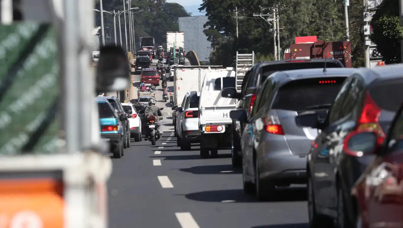 La Superintendencia de Administración Tributaria (SAT) reportó un incremento sostenido del parque vehicular en Guatemala durante el presente año, con un crecimiento del 8.81% en comparación con el cierre de 2024.