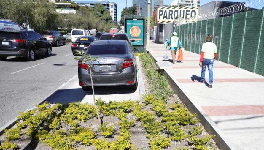 ¿Parquear en la calle? Así operan los aparta parqueos en la ciudad