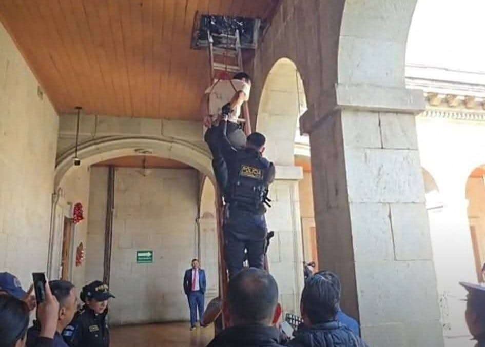 EN VIDEO | Luego de horas de diálogo, agente que amenazaba con lanzarse es rescatado de edificio municipal