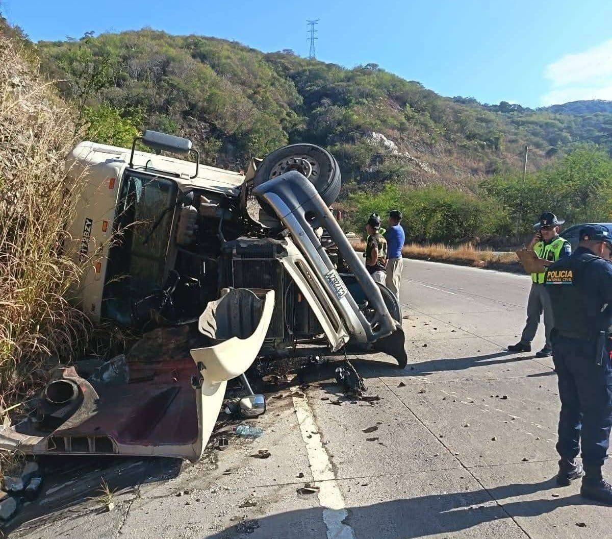 Tráiler vuelca en ruta al Atlántico y provoca complicaciones en el tránsito