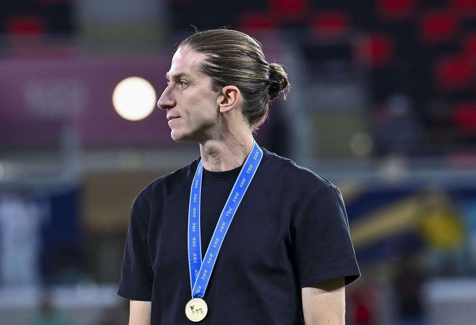Fotografía tomada en Catar el 13 de diciembre pasado al entrenador de Flamengo, Filipe Luis, quien este lunes ha encabezado una votación promovida por el diario uruguayo El País junto a los argentinos Gustavo Costas y Gustavo Alfaro para proclamar el último día de 2025 al mejor entrenador de América. EFE/EPA/NOUSHAD THEKKAYIL