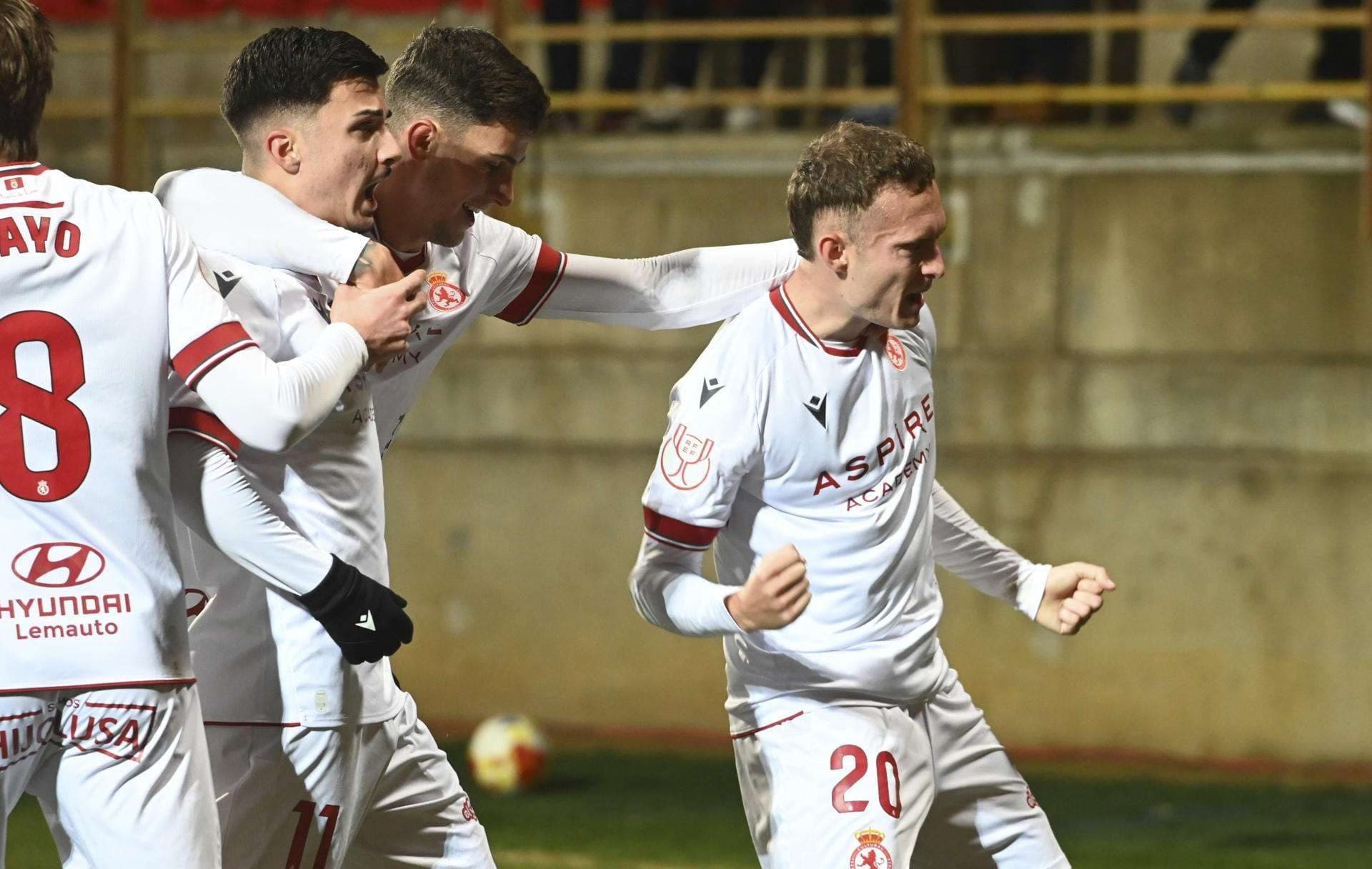 Los jugadores de la Cultural Leonesa celebran el 1-0 conseguido ante el UD Levante durante el encuentro correspondiente a los dieciseisavos de final de la Copa del Rey que disputaron en el estadio Reino de León. EFE/J. Casares