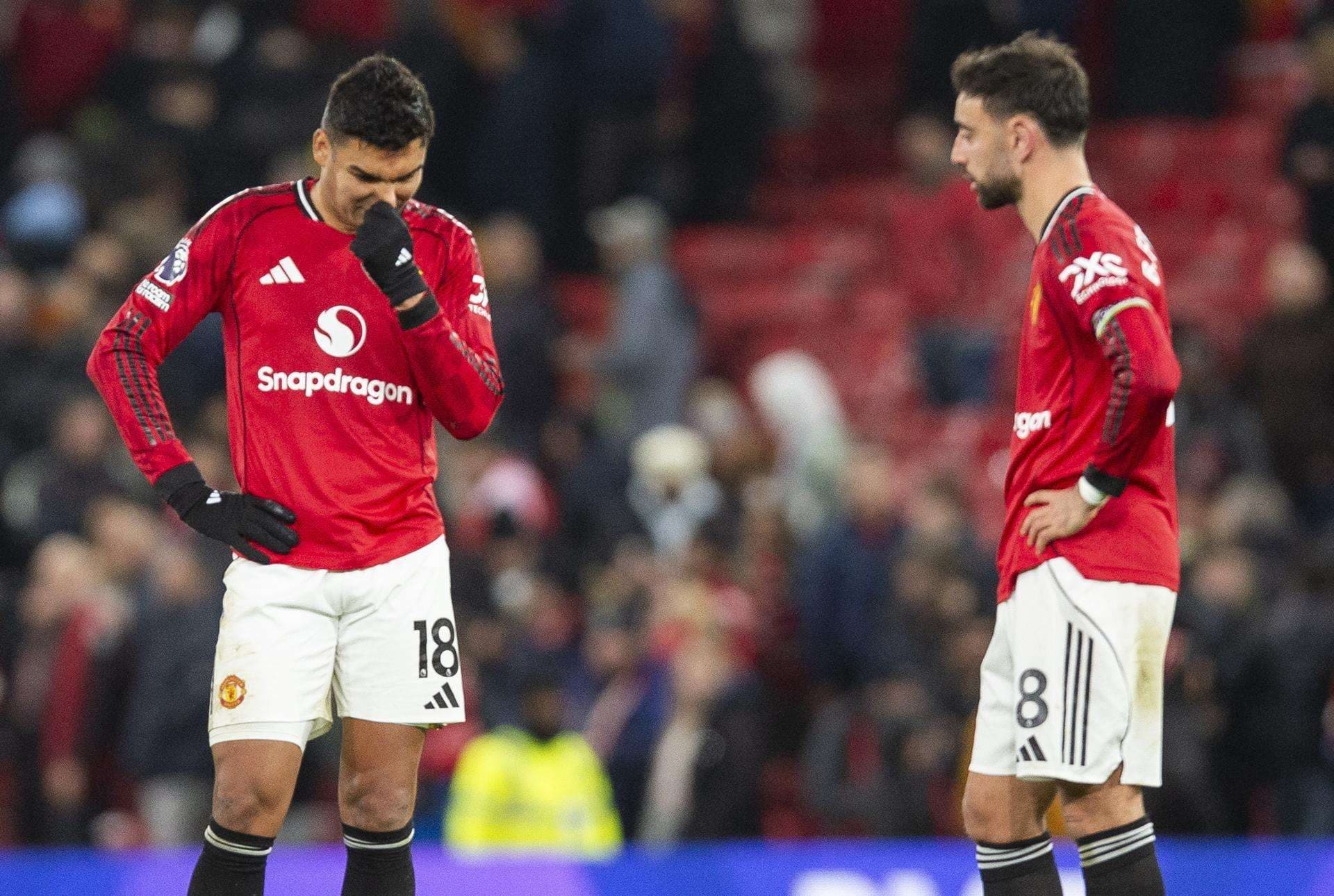 Bruno Fernandes y Casemiro, del Manchester United, durante el partido de Premier League disputado este jueves entre su equipo y el West Ham United. EFE/ PETER POWELL *Sólo uso editorial*