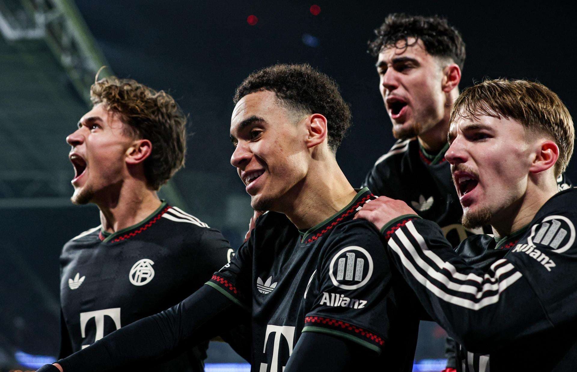 Jamal Musiala celebra con sus compañeros el 0-1 del Bayern ante el PSV en la octava jornada de la primera fase de la Liga de Campeones en Eindhoven. EFE/EPA/SEM VAN DER WAL