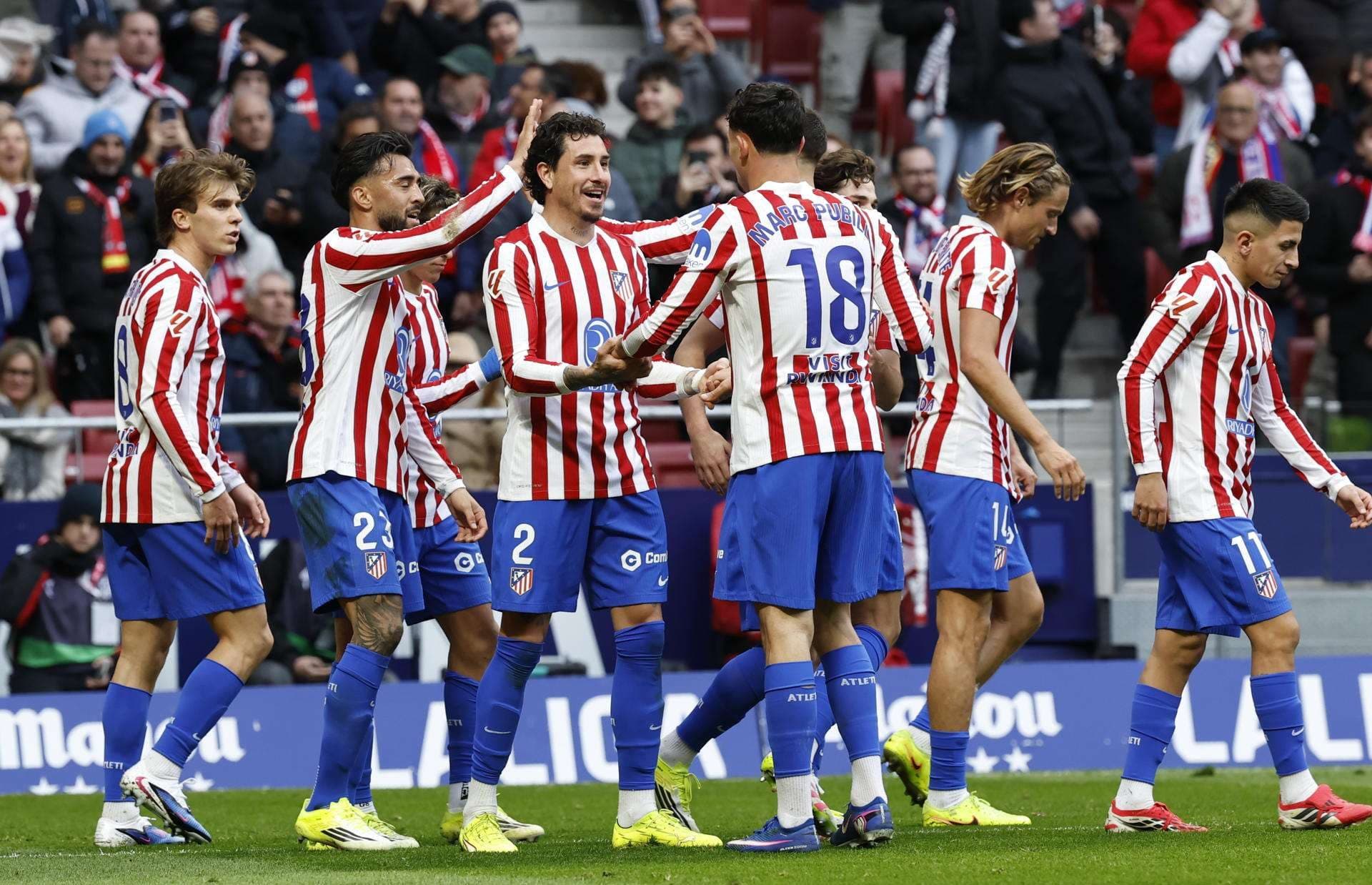 Jugadores del Atlético de Madrid celebran el 2-0, marcado en propia puerta por el Real Mallorca, durante el partido de LaLiga disputado en el estadio Riyahd Metropolitano, este domingo. EFE/Chema Moya