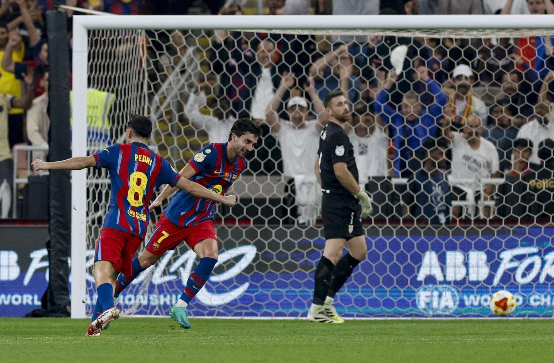 El delantero del Barcelona Ferrán Torres (c) celebra tras marcar ante el Athletic, durante el partido de semifinales de la Supercopa de España que FC Barcelona y Athletic Club disputan este miércoles en el estadio Alinma Bank Stadium at King Abdullah Sport, en Yeda. EFE/Kai Forsterling