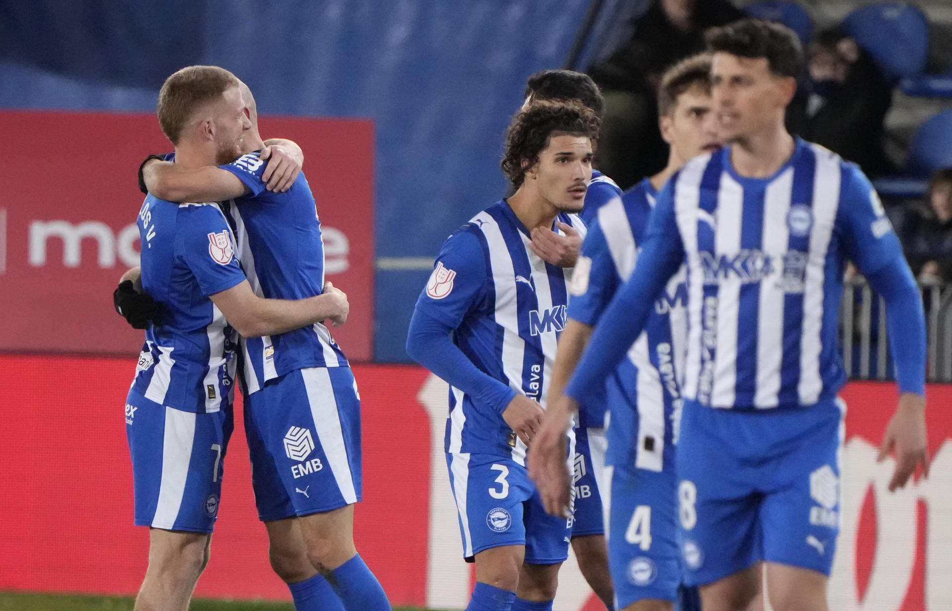 El delantero del Alavés Carlos Vicente (i) celebra su gol durante el partido de octavos de final de la Copa del Rey que disputan Deportivo Alavés y Rayo Vallecano, en el estadio de Mendizorroza. EFE/ Adrián Ruiz Hierro