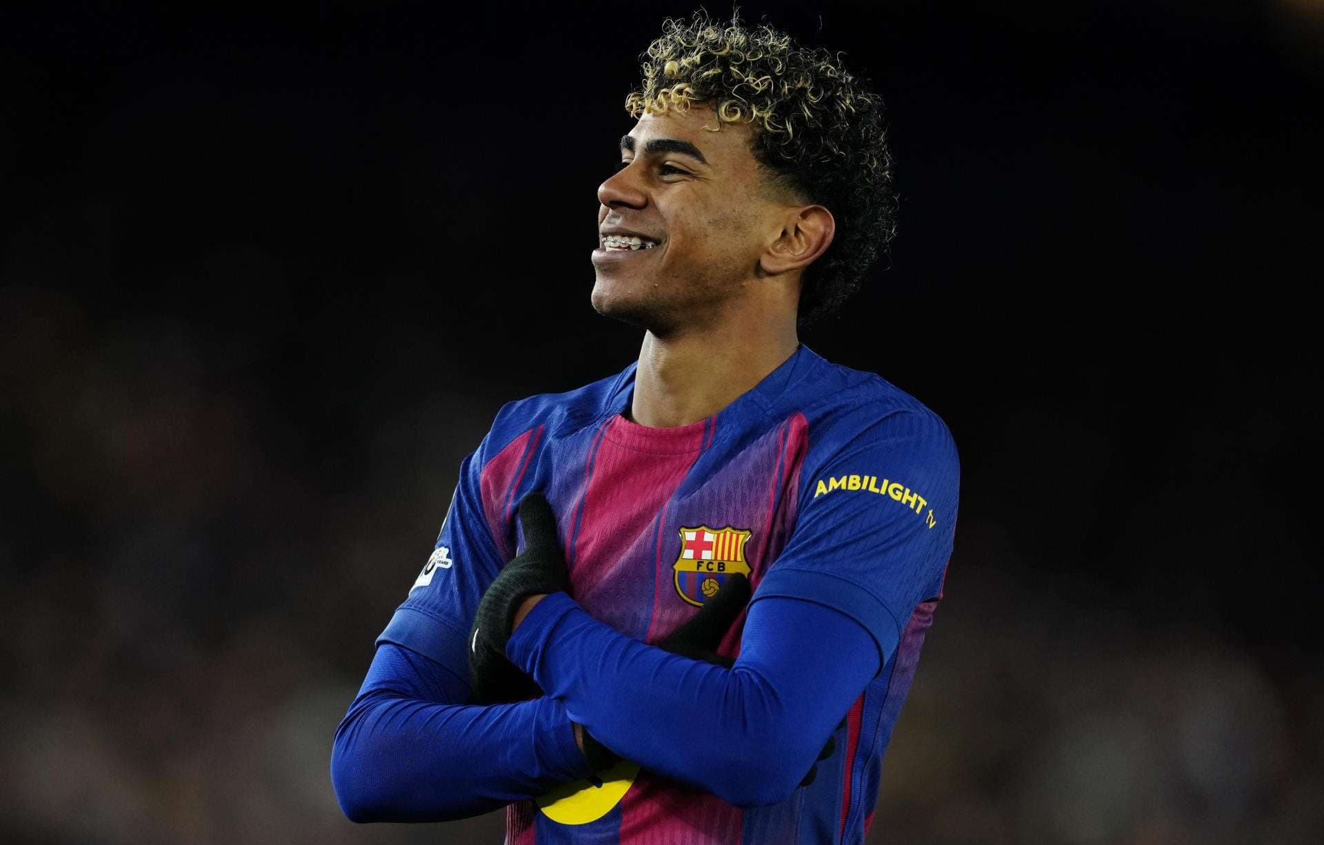 El delantero del FC Barcelona, Lamine Yamal, celebra el segundo gol del equipo blaugrana durante el encuentro correspondiente a la última jornada de la fase regular de Liga de Campeones que disputaron FC Barcelona y FC Copenhague hoy miércoles en el Camp Nou. EFE/Alejandro García.