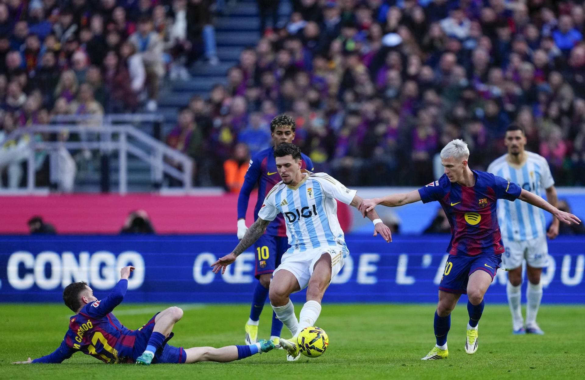 El centrocampista del Real Oviedo Javier López ante Marc Casadó (i), del FC Barcelona, durante el partido de LaLiga disputado entre el FC Barcelona y el Real Oviedo este domingo en el Camp Nou en Barcelona. EFE/Alejandro García