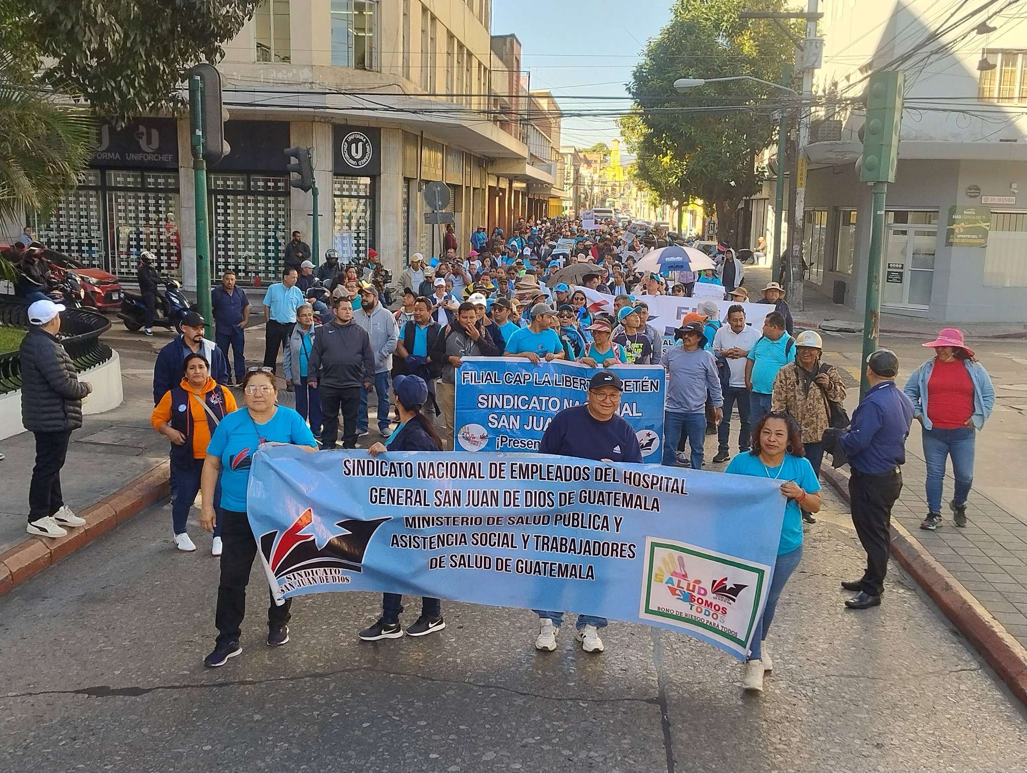 Salubristas se manifiestan frente al Congreso mientras se desarrolla sesión solemne