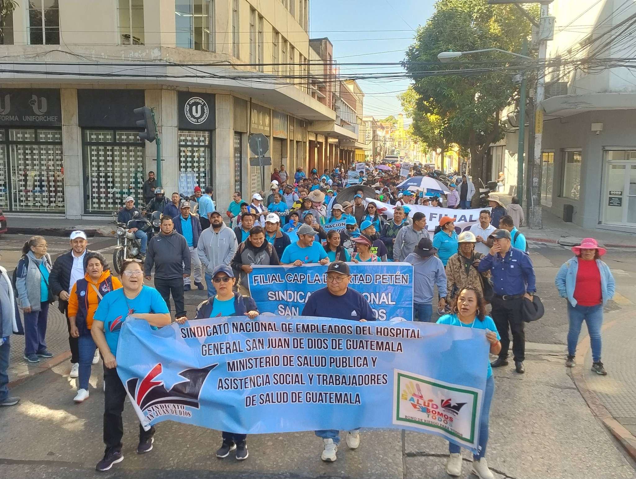 Caminata de salubristas recorre el Centro Histórico con demandas laborales