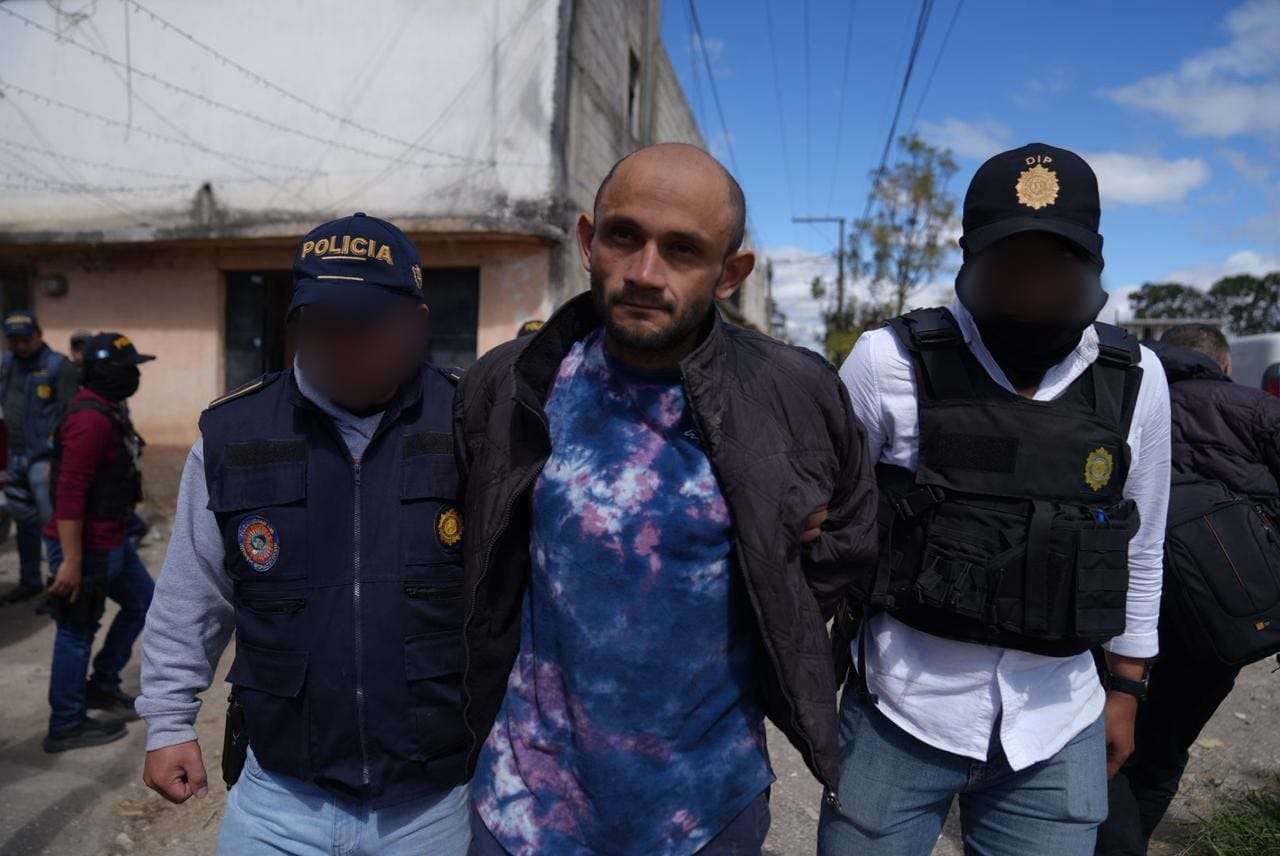 Capturan a dos presuntos integrantes del Barrio 18 durante allanamiento en Villa Nueva