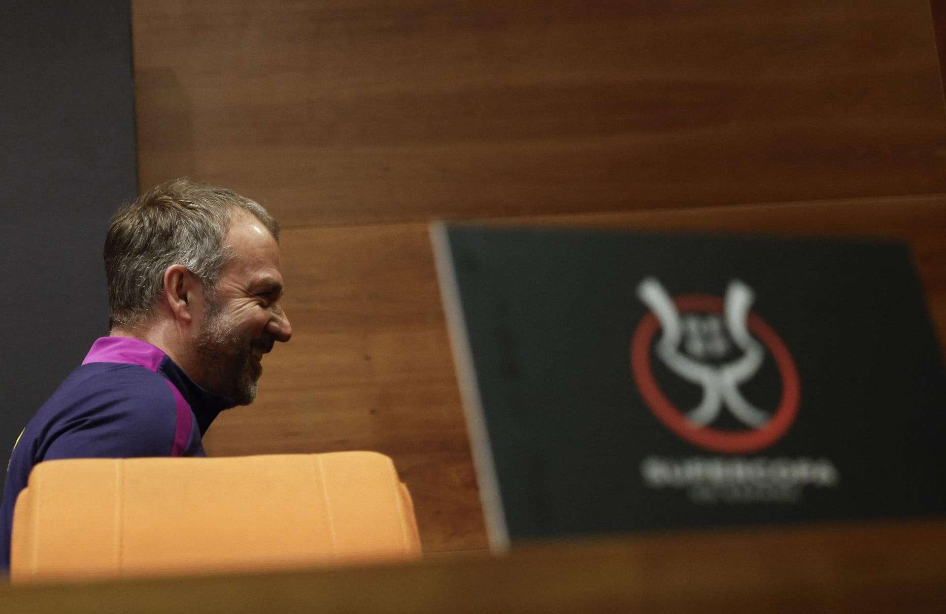 El alemán Hansi Flick, entrenador del Barcelona, durante la rueda de prensa ofrecida, este sábado, en Yeda, Arabia Saudí, un día antes de la final de la Supercopa de España entre el Barcelona y el Real Madrid. EFE/ Kai Försterling