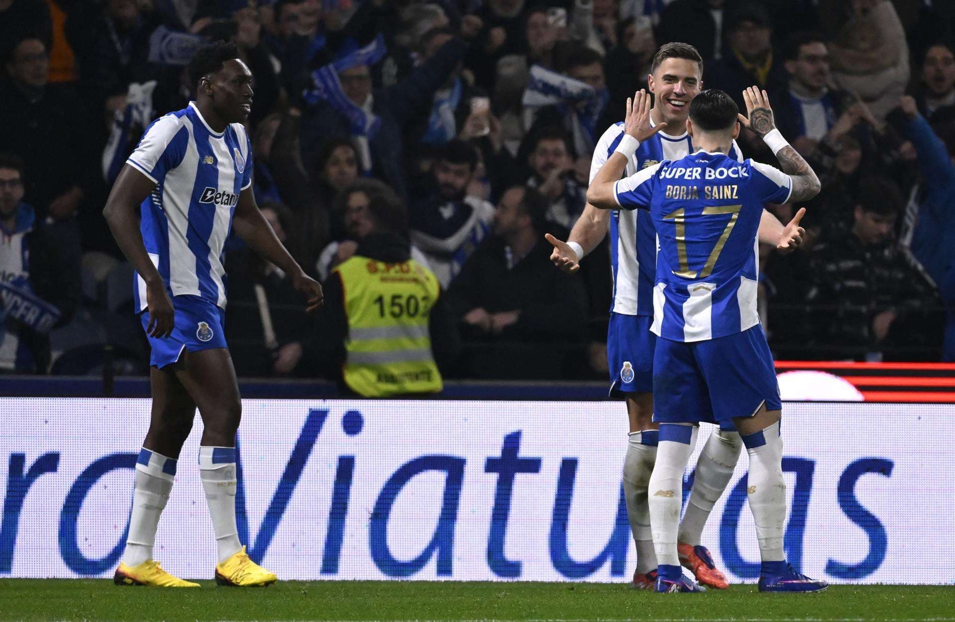 El jugador del FC Porto Jan Bednarek (C) celebra el gol con sus compañeros en Do Dragao, Portugal. EFE/EPA/FERNANDO VELUDO