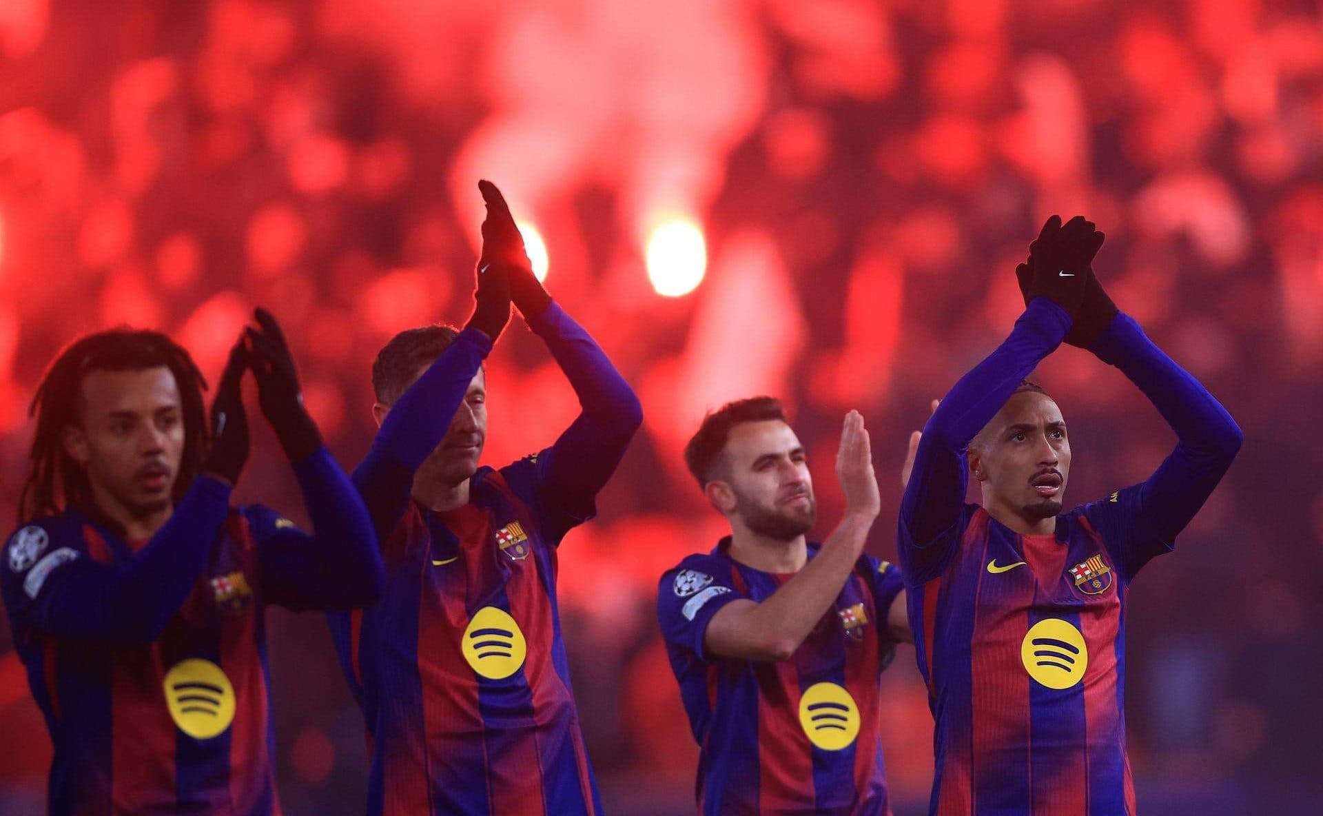 Los jugadores del Barcelona agradecen el apoyo de sus aficionados en Praga tras el partido de la penúltima jornada de la UEFA Champions League. EFE/EPA/MARTIN DIVISEK