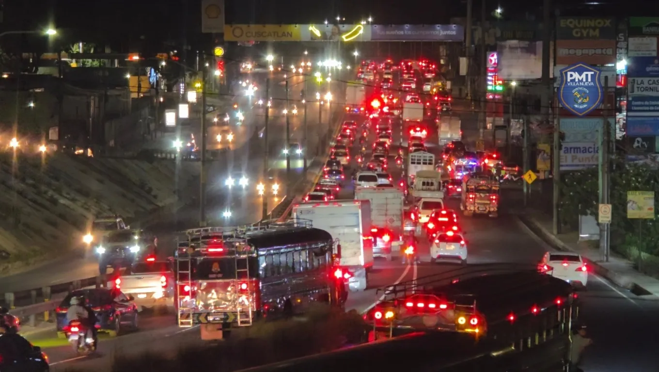 Persisten complicaciones viales en ruta al Pacífico tras retiro de tráileres con fallas mecánicas