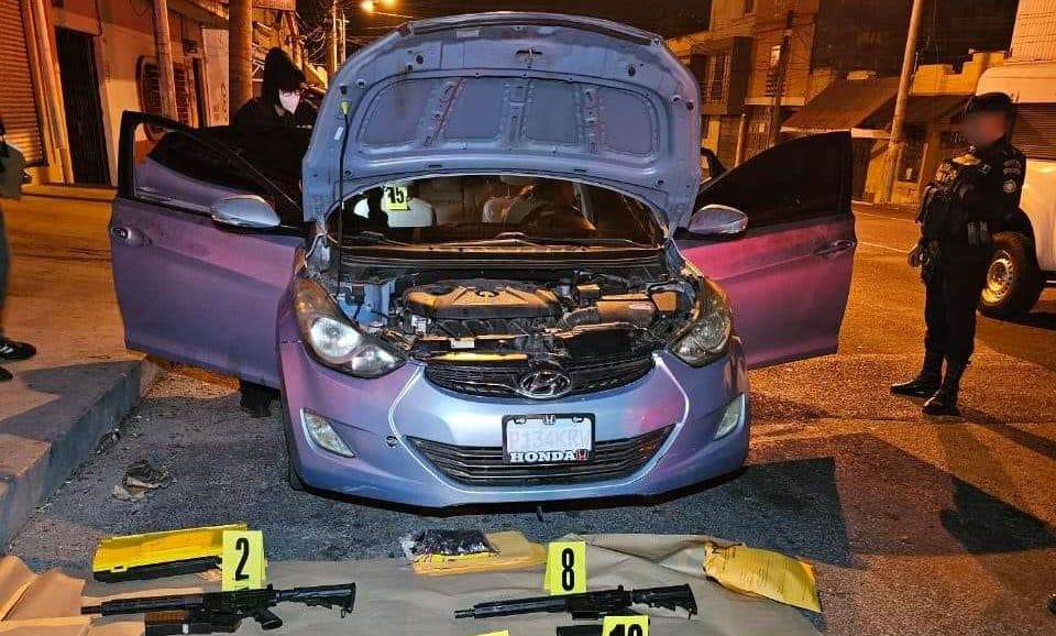 Localizan vehículo abandonado con fusiles presuntamente utilizados en ataques armados contra PNC