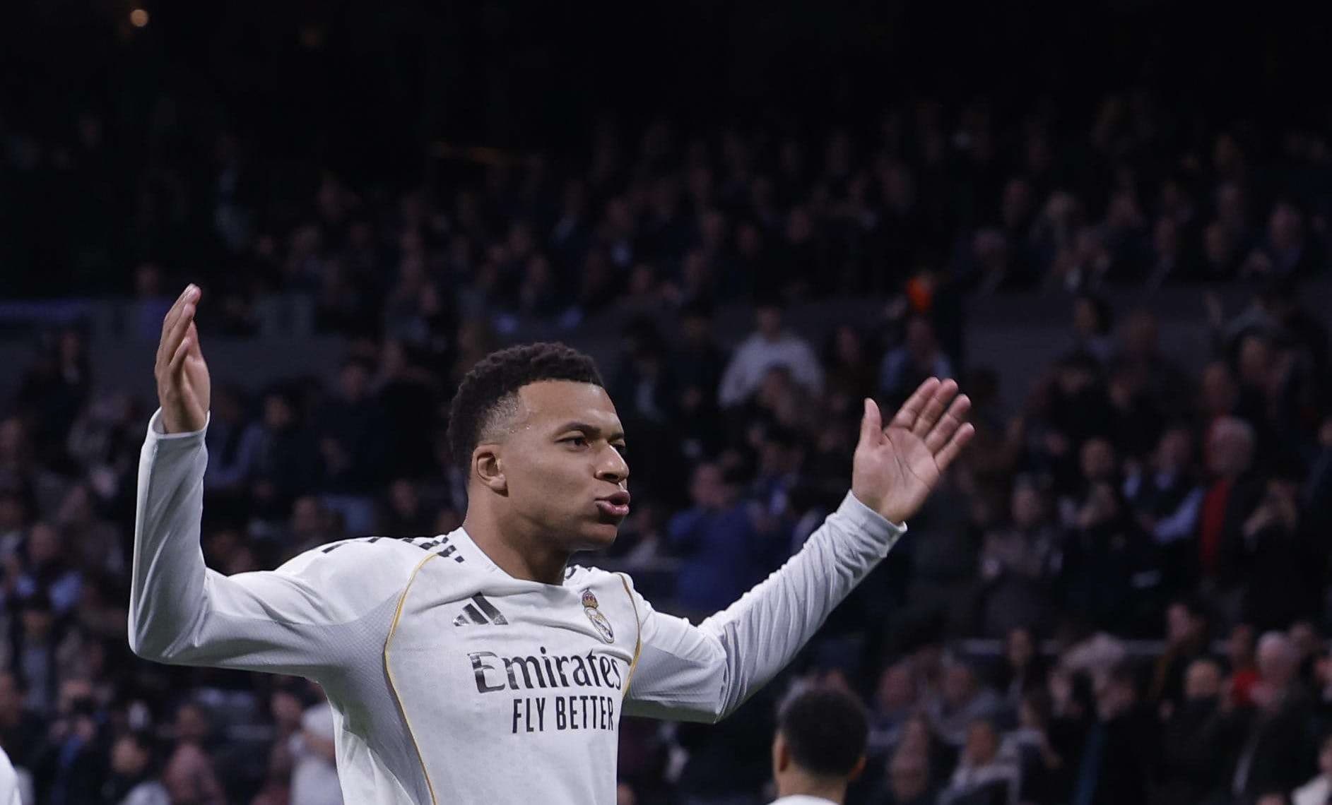 El jugador del Real Madrid Kylian Mbappé, durante el partido de LaLiga EA Sports disputado contra el Levante UD en el estadio Santiago Bernabéu de Madrid. EFE/ Javier Lizón