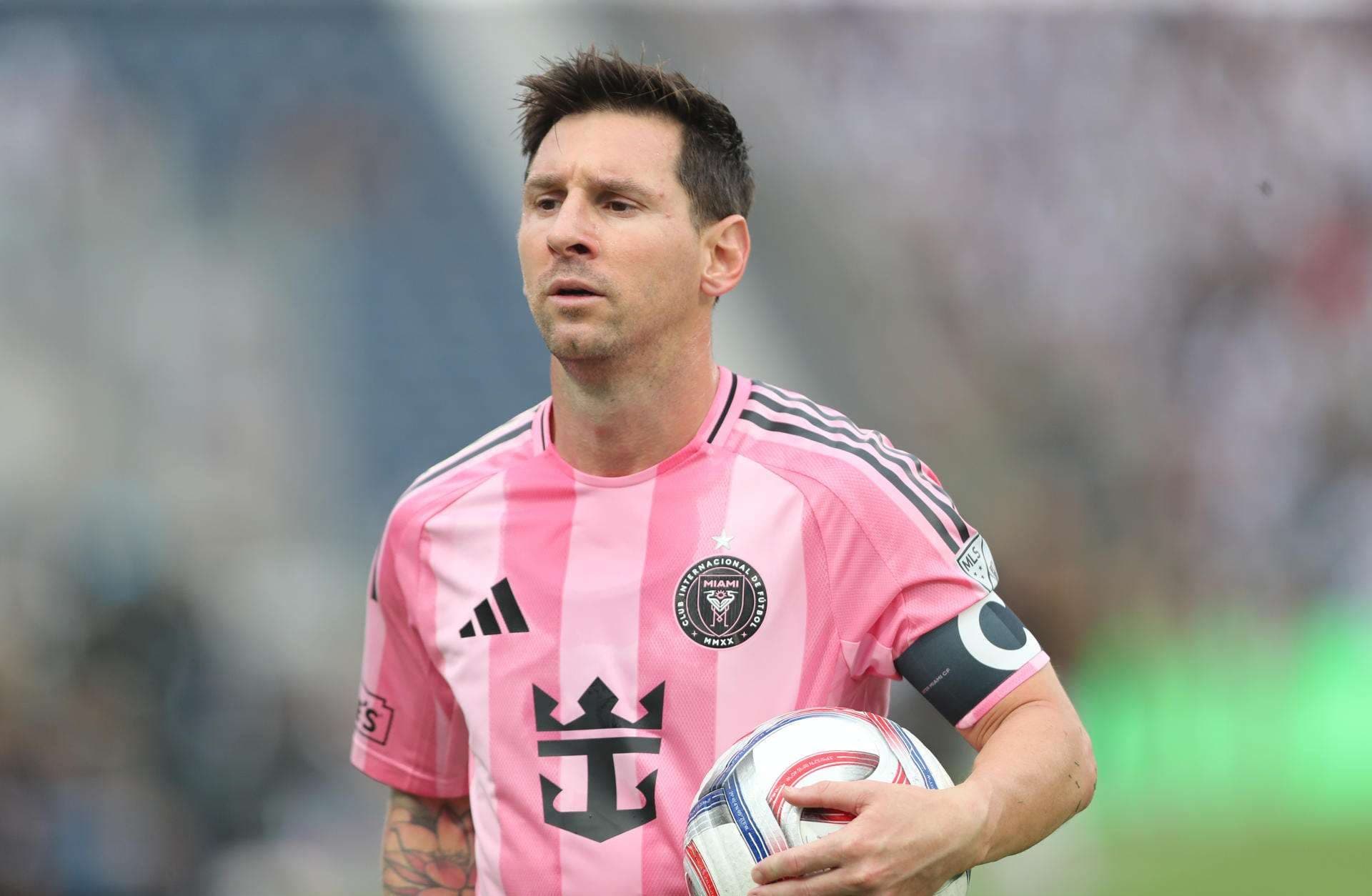 Lionel Messi, de Inter Miami, reacciona durante un partido amistoso entre Alianza Lima e Inter Miami en el estadio Alejandro Villanueva en Lima (Perú). EFE/Paolo Aguilar