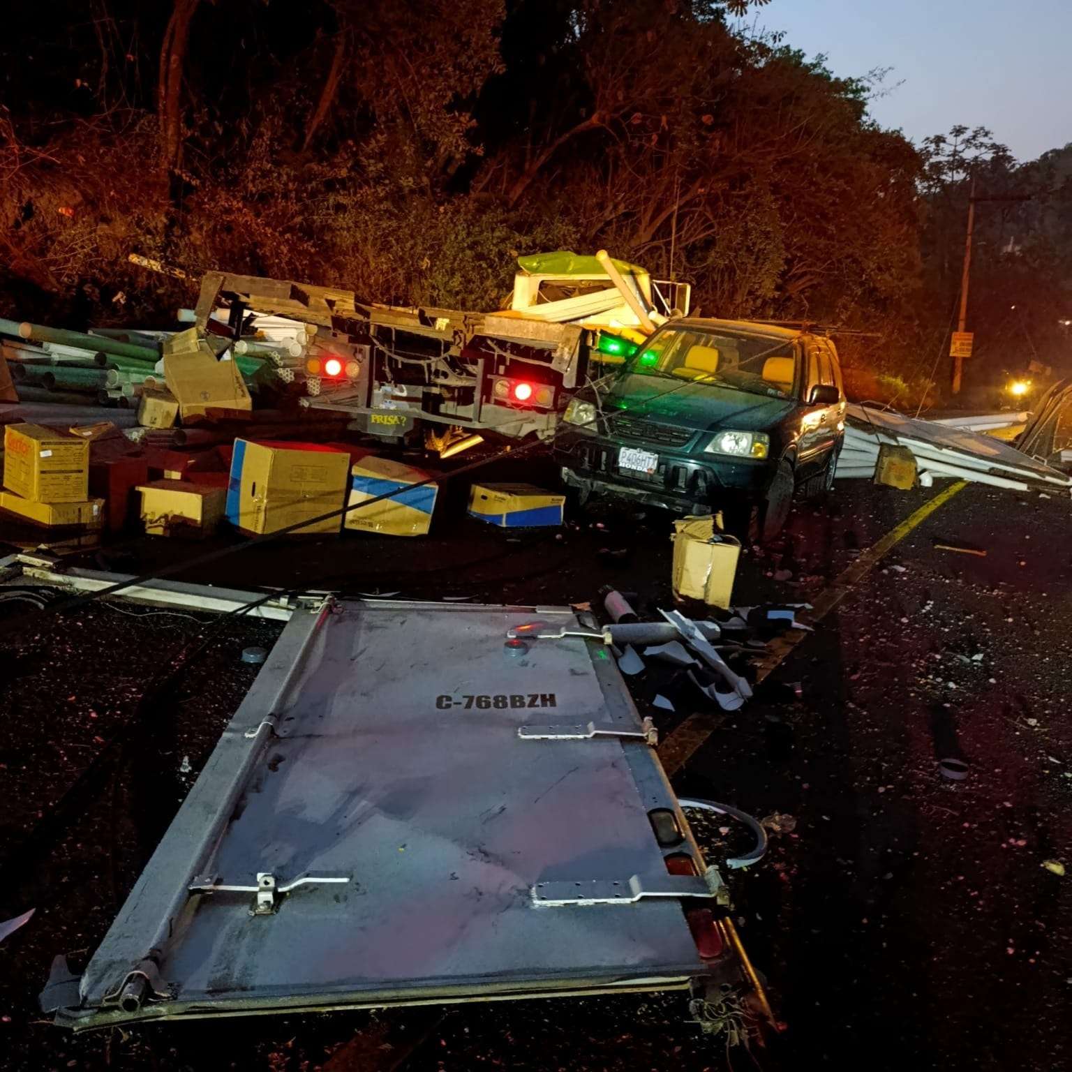 Accidente de transporte pesado en ruta RN-14 derriba postes, complica tránsito en km 90