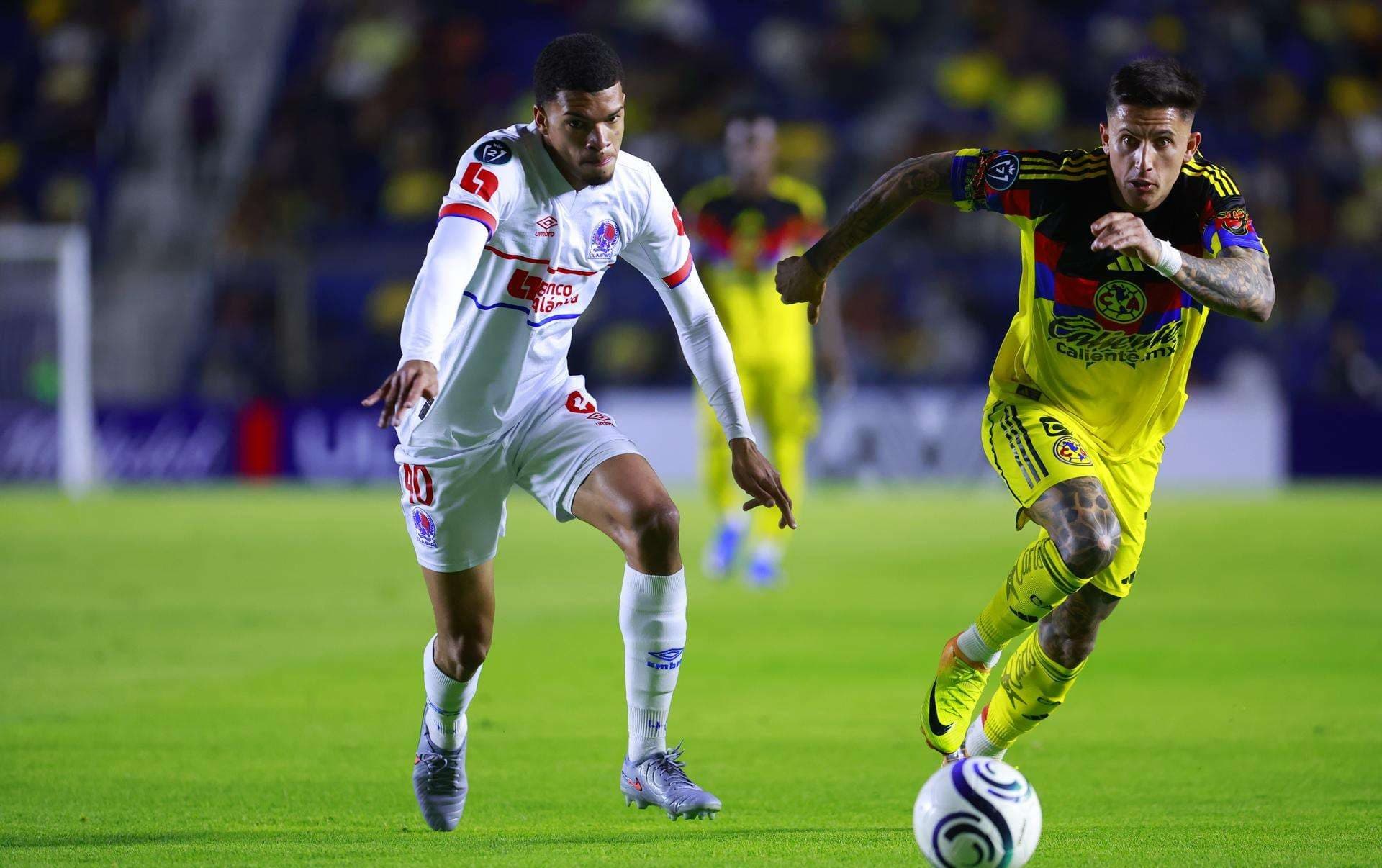 Paul Rodríguez (arriba) de América disputa el balón con Clinton Bennett de Olimpia este miércoles, en un partido de la Copa de Campeones Concacaf entre América y Olimpia en el estadio Ciudad de los Deportes en Ciudad de México (México). EFE/ Sáshenka Gutiérrez