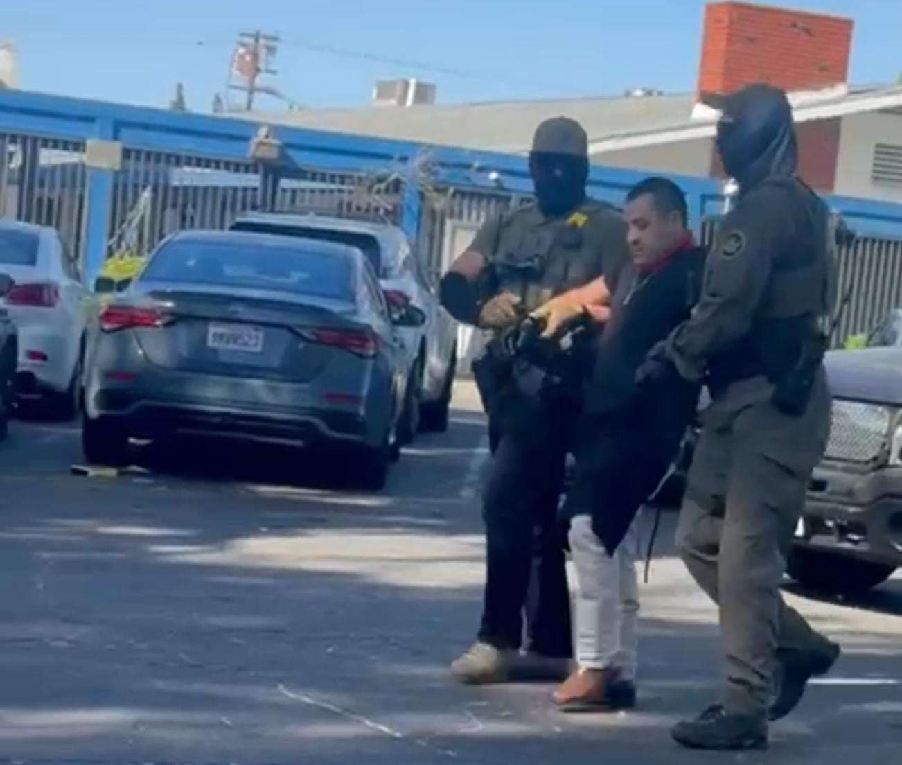 Agentes migratorios irrumpen en una iglesia de Los Ángeles y corretean a feligrés