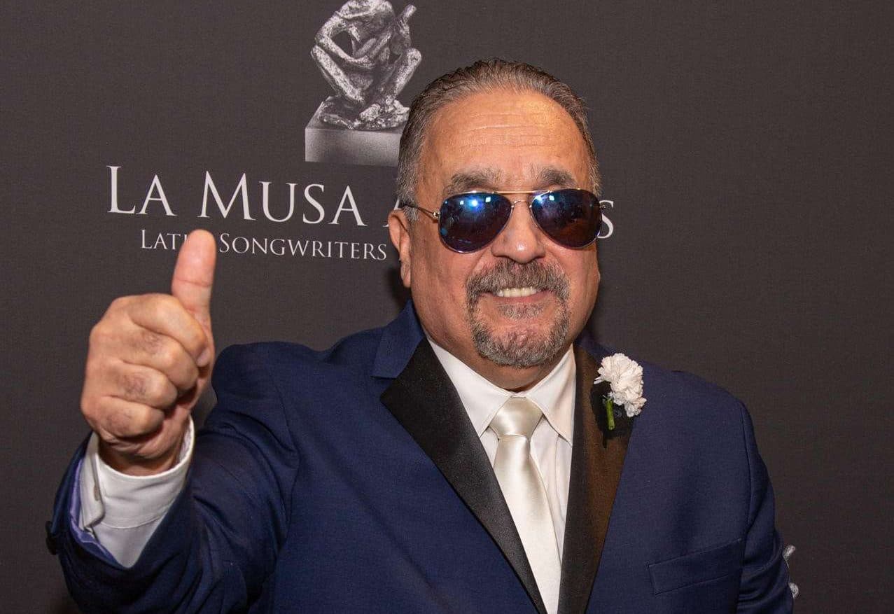 Fotografía de archivo del 24 de octubre de 2019 que muestra al músico y compositor de salsa Willie Colón posan en la alfombra de La Musa Awards 2019 en el James L. Knight Center de la ciudad de Miami (EE. UU.). EFE/ Giorgio Viera