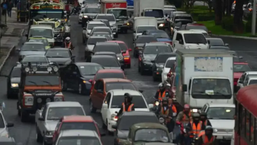Regreso a clases incrementa la carga vehicular y ralentiza el tránsito en Mixco