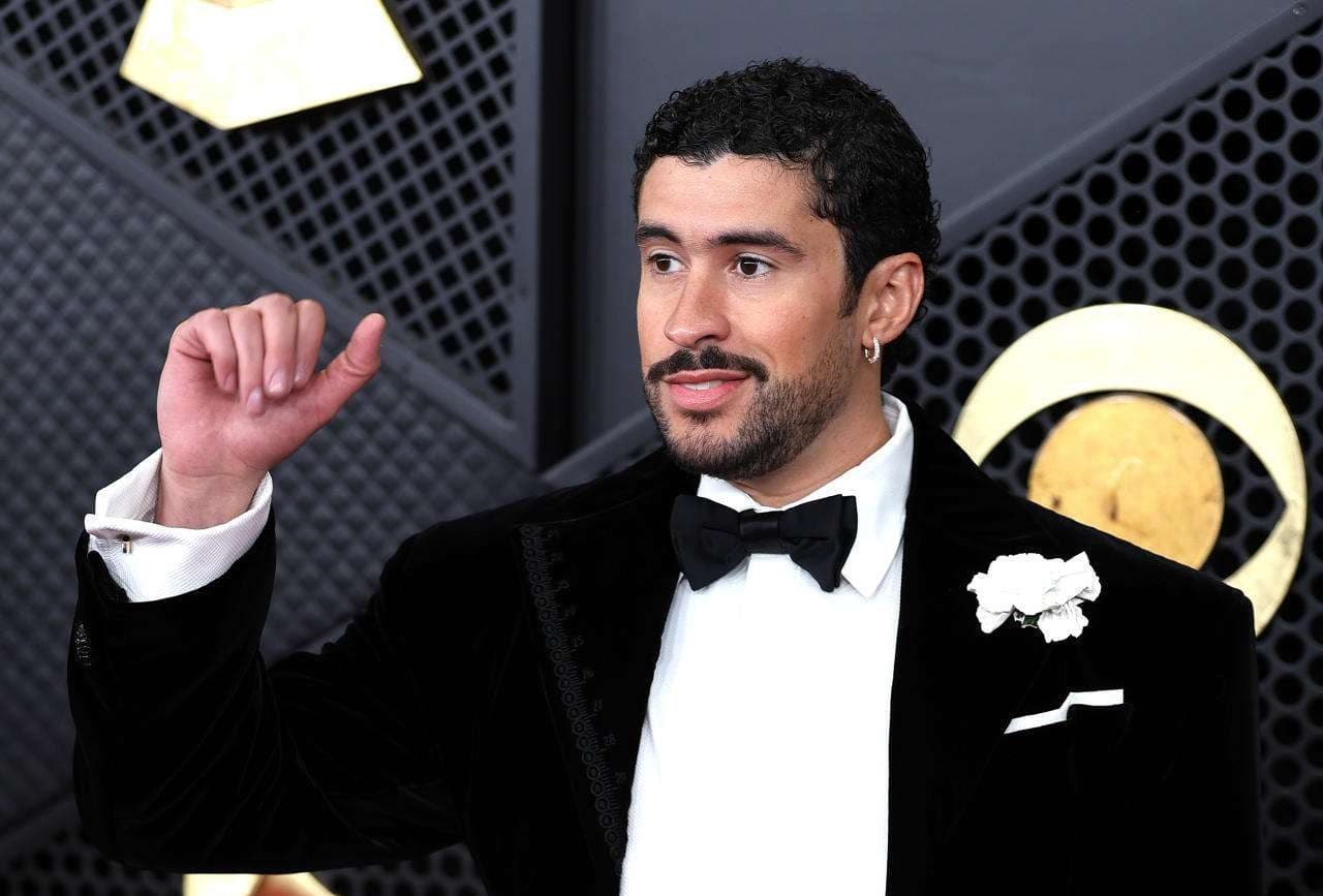 El cantante puertorriqueño de música urbana Bad Bunny posa en la alfombra roja de la 68º edición de los premios Grammy este domingo, en Los Ángeles (Ca, EE.UU.). EFE/ Octavio Guzmán