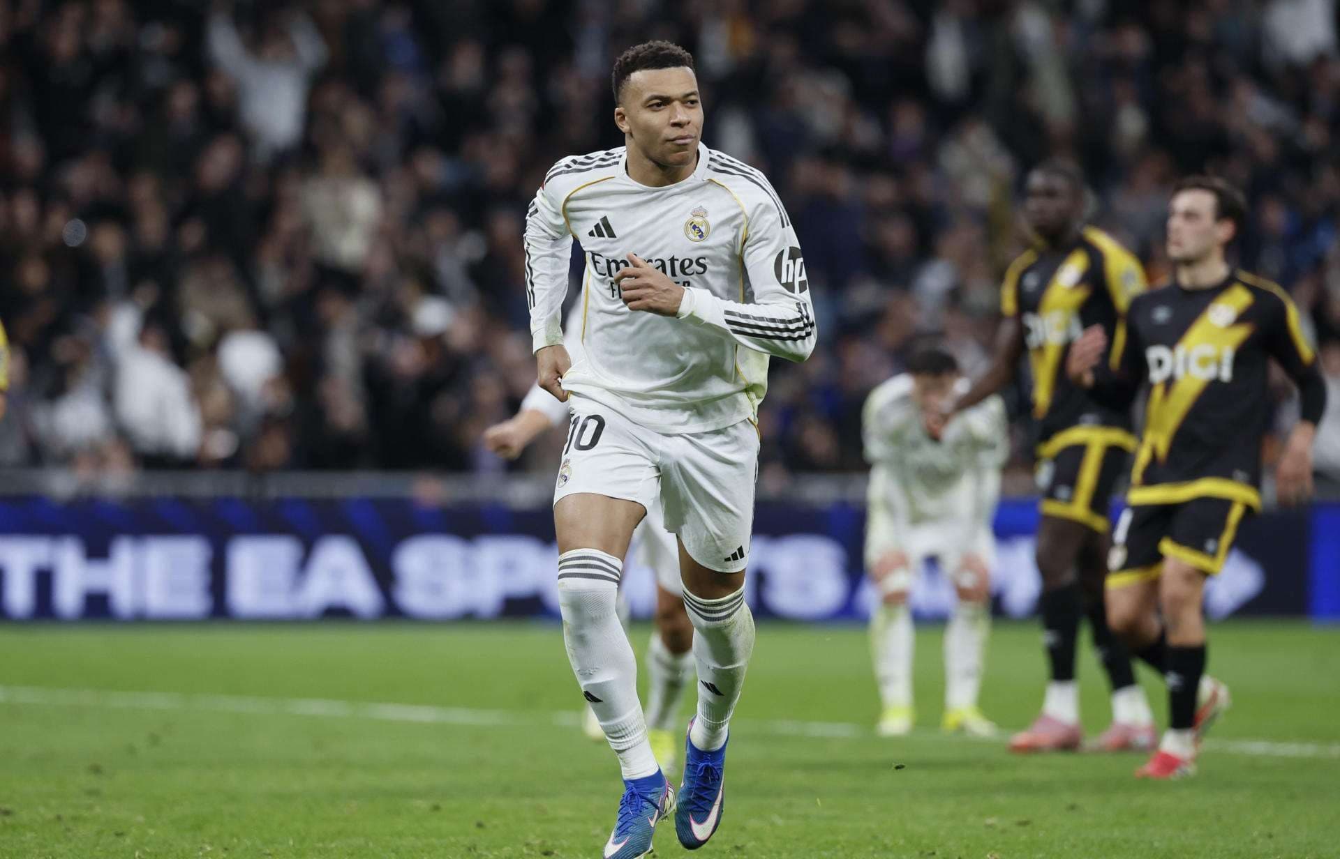El delantero del Real Madrid Kylian Mbappé celebra tras marcar el 2-1 durante el partido de LaLiga que enfrentó al Real Madrid y al Rayo Vallecano, este domingo, en el Santiago Bernabéu. EFE/ Ballesteros