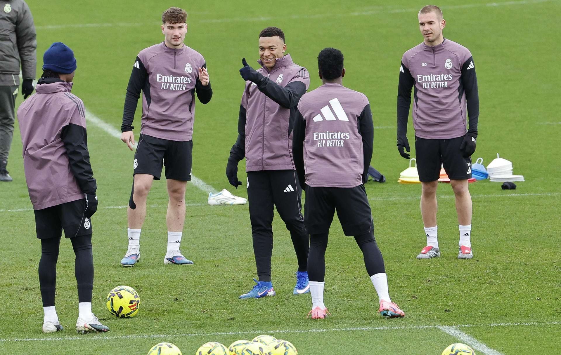 El delantero del Real Madrid Kylian Mbappé (c) asiste al entrenamiento del equipo en la Ciudad Deportiva de Valdebebas, este viernes, en preparación a su encuentro liguero contra la Real Sociedad, este sábado. EFE/ Mariscal